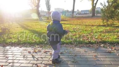 快乐的小朋友，小男孩在公园里嬉笑<strong>打闹</strong>，在户外散步..